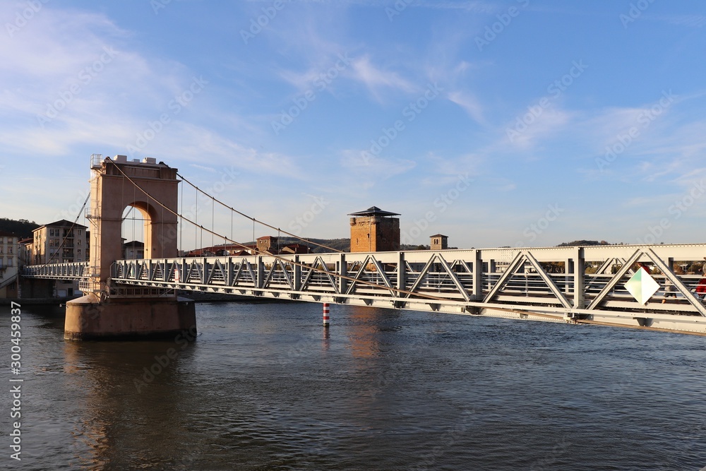 Passerelle piétonne dans la ville de Vienne sur le fleuve Rhône - Département de l'Isère - Pont suspendu reliant Vienne et Sainte Colombe Passerelle piétonne dans la ville de Vienne sur le fleuve Rhône - Département de l'Isère - Pont suspendu reliant Vienne et Sainte Colombe