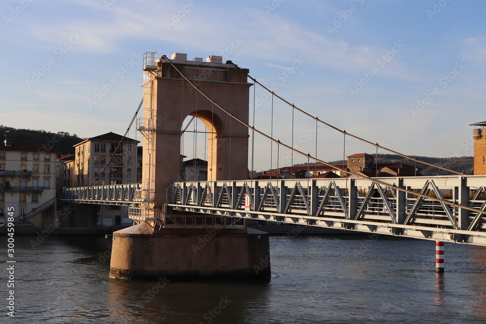 Obraz premium Passerelle piétonne dans la ville de Vienne sur le fleuve Rhône - Département de l'Isère - Pont suspendu reliant Vienne et Sainte Colombe
