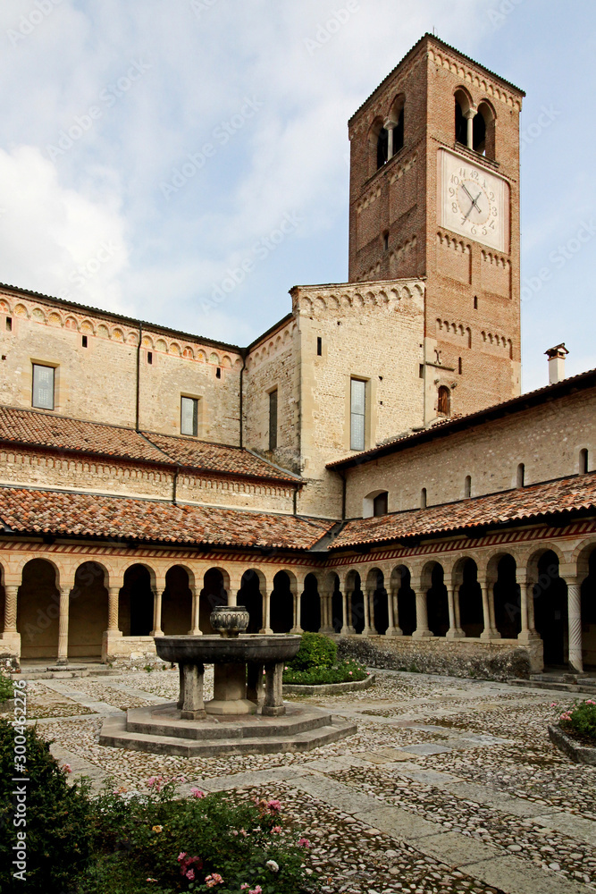Abbazia cistercense di Santa Maria di Follina: il campanile e la chiesa dal chiostro