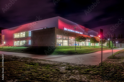 nowoczesna hala sportowa w nocy photo