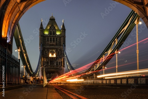 Valokuva Timelapse shot of car lights on the historic London bridge at night time
