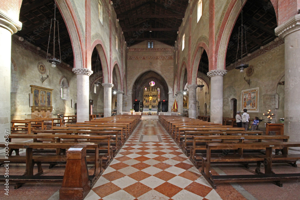 la navata centrale della chiesa dell'abbazia cistercense di Santa Maria di Follina