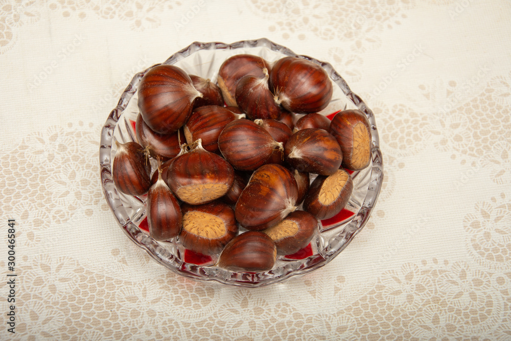 Obraz premium A small pile of chestnuts, conkers isolated 