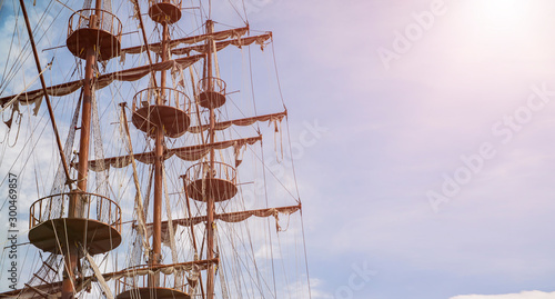Fotografie mast of an ancient sailing pirate ship closeup