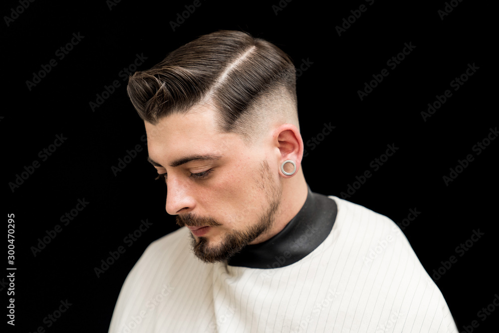 Obraz premium Final haircut. Men's hair and beard care.