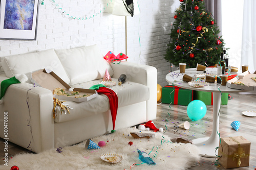 Canvas Print Messy living room interior with Christmas tree. Chaos after party