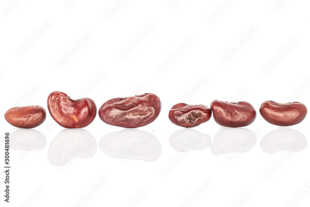 Obraz premium Group of six whole fresh red kidney beans isolated on white background