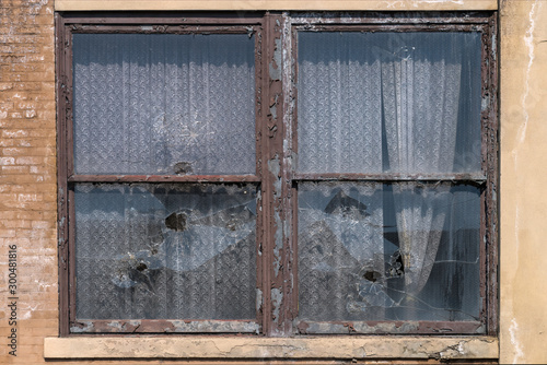 Φωτογραφία Broken windows with lace curtains