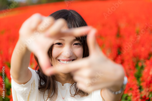 女性　花畑　フォトフレーム　笑顔　サルビア