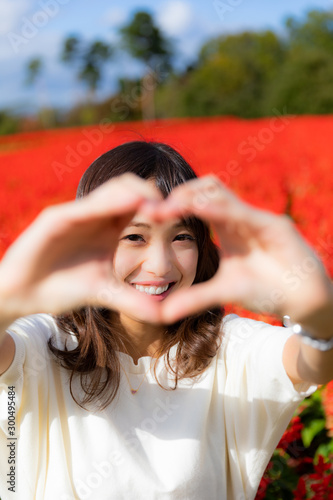 女性　花畑　ハートフォトフレーム　笑顔　サルビア