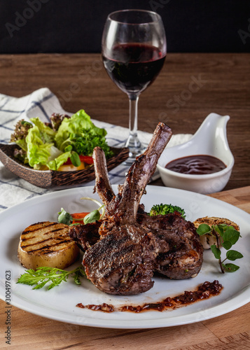 Grilled lamb with red wine