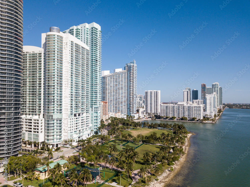 Naklejka premium Aerial Miami Edgewater Margaret Pace Park