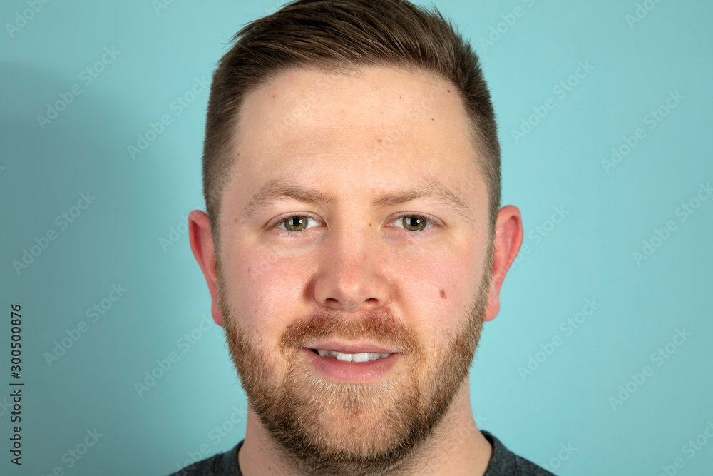 Obraz premium Portrait from bearded man looking at the camera