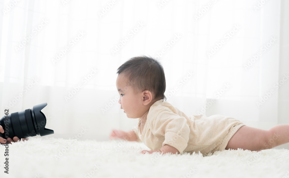 赤ちゃんの写真を撮るお母さん 赤ちゃんの写真を撮るお母さん