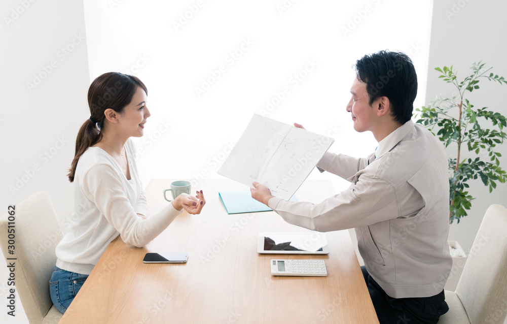 Fototapeta premium 顧客に設計プランを見せるビジネスマン