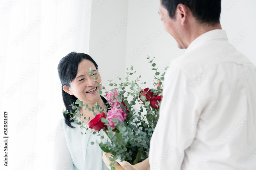 妻に花束を贈る夫