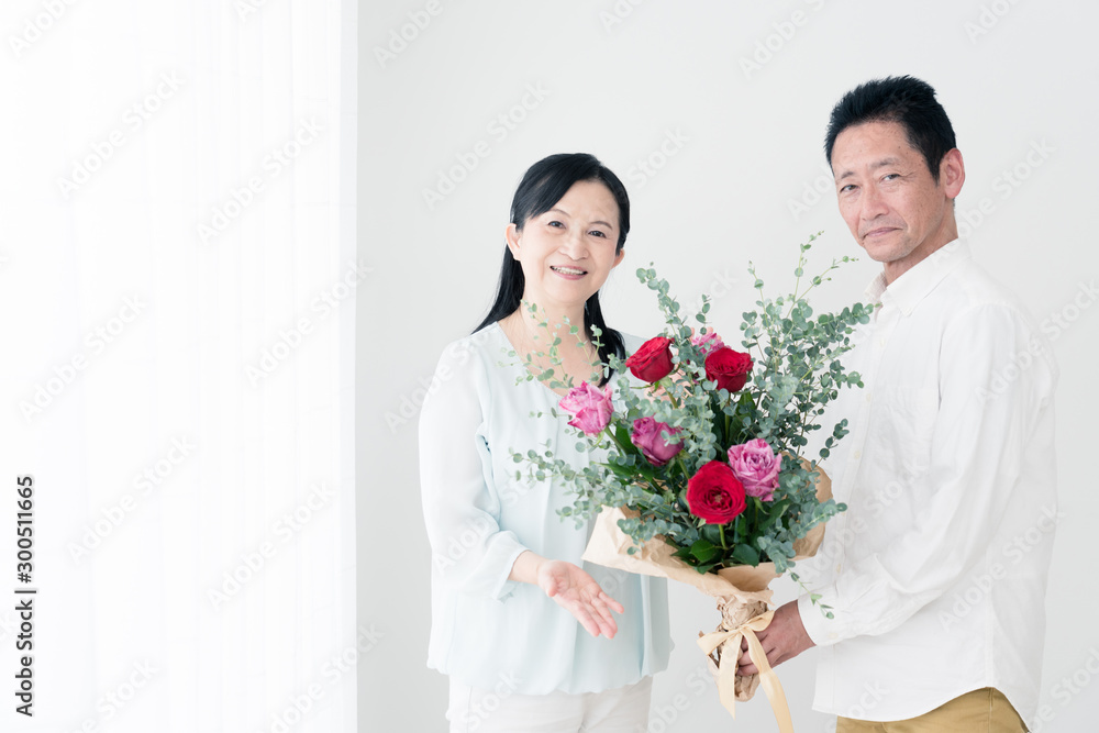 妻に花束を贈る夫 妻に花束を贈る夫