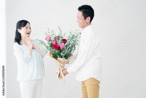 妻に花束を贈る夫
