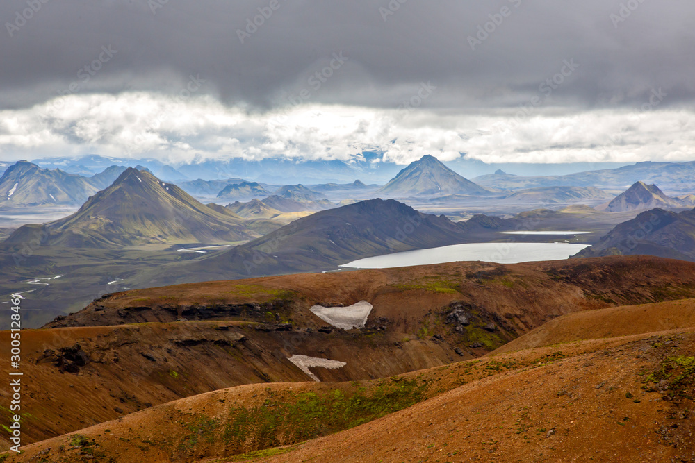 Obraz premium Beautiful contrast of the mountainous landscape in Iceland. Travel and scenic places to hike.