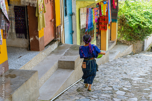 Una muchacha maya está llevando en sus brazos una bandeja con souvenirles en el pueblo de Santa Catarina Palopó Guatemala. © jesuschurion57