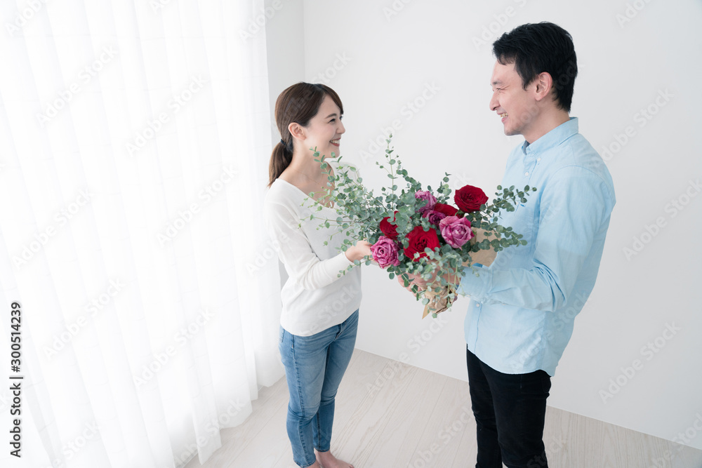 女性に花束を渡す男性