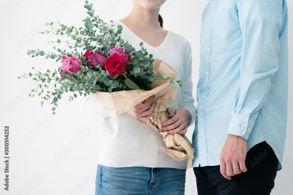 女性に花束を渡す男性stock Photo Adobe Stock