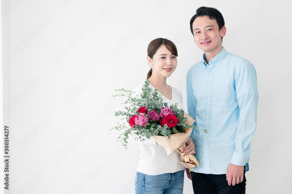 女性に花束を渡す男性stock Photo Adobe Stock