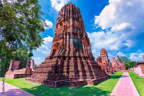 Obraz na płótnie Crumbling structures at the ancient historic city of Ayutthaya w salonie