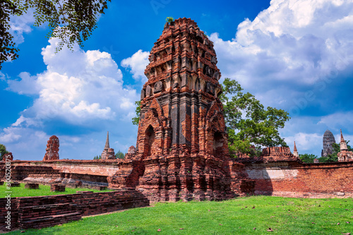 Obraz na płótnie Crumbling structures at the ancient historic city of Ayutthaya w salonie