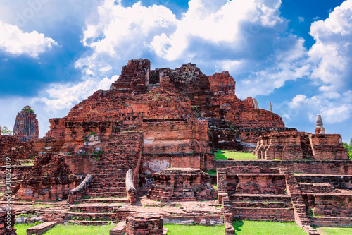 Obraz na płótnie Crumbling structures at the ancient historic city of Ayutthaya w salonie