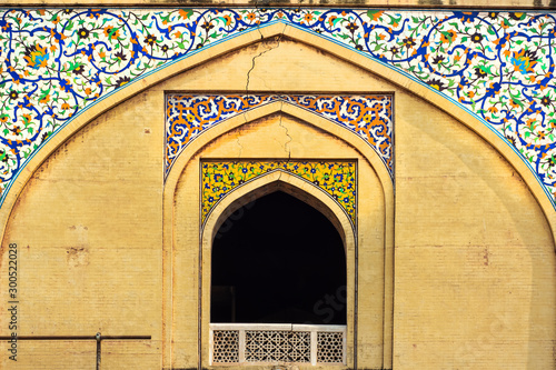Details of a Wazir Khan mosque built in the 16th centaury 
