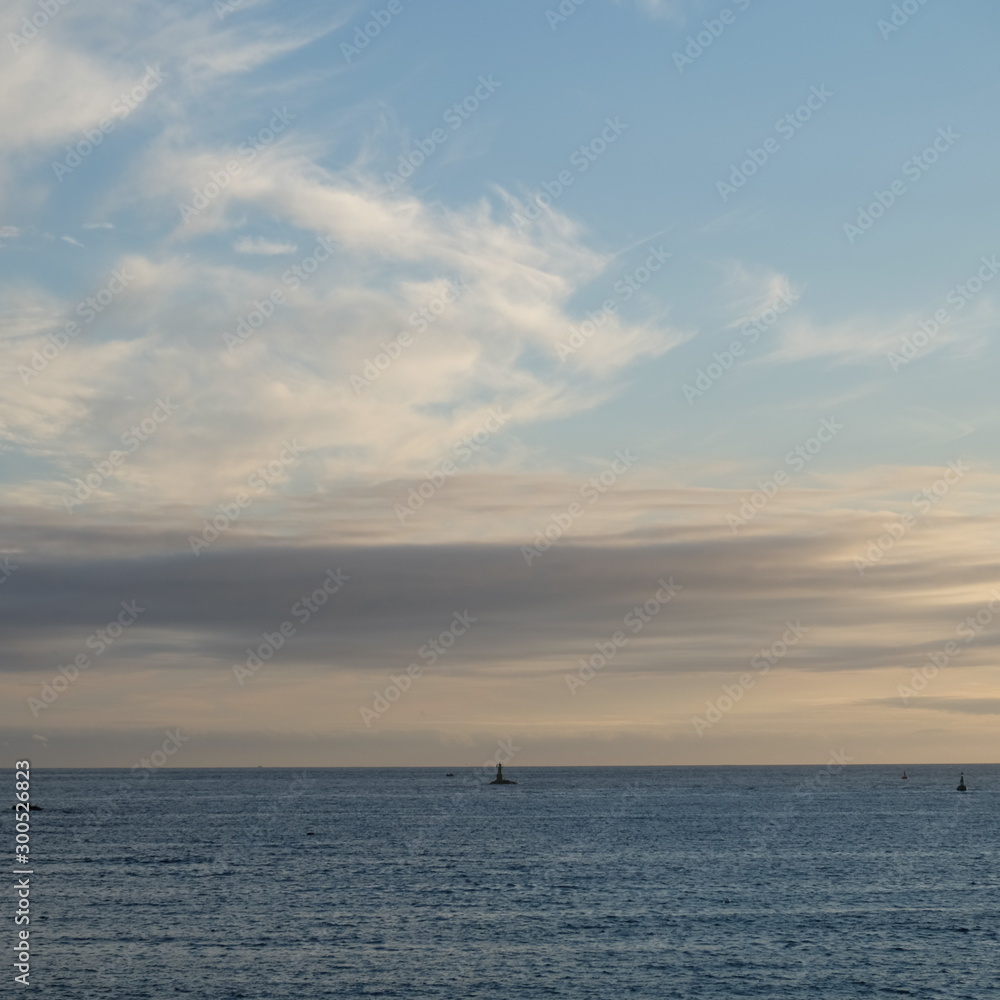 Fototapeta premium Ciel nuageux sur mer calme