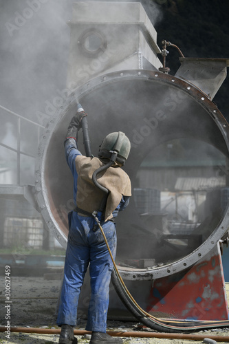 Bilde på lerret engineer sandblasting a steel casing