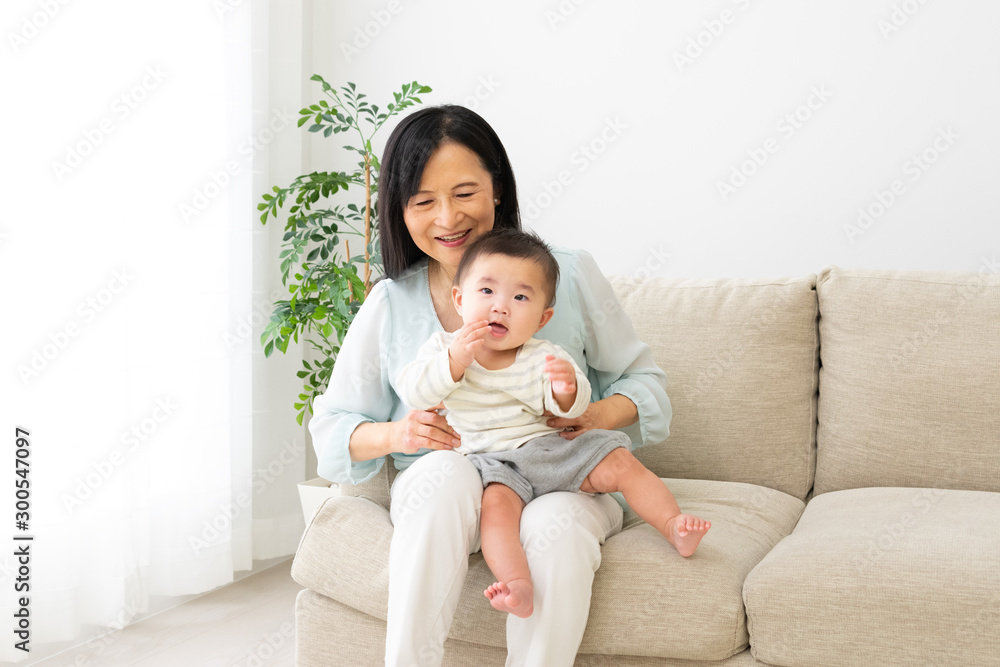 孫を抱っこする女性 孫を抱っこする女性