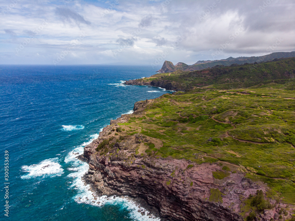 Obraz premium Aerial view at Ohai trail, Maui, Hawaii. Scenic trail along Maui coast with beautiful ocean views.