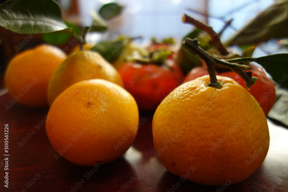 テーブルの上の蜜柑と柿