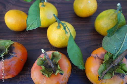 テーブルの上の柿と蜜柑