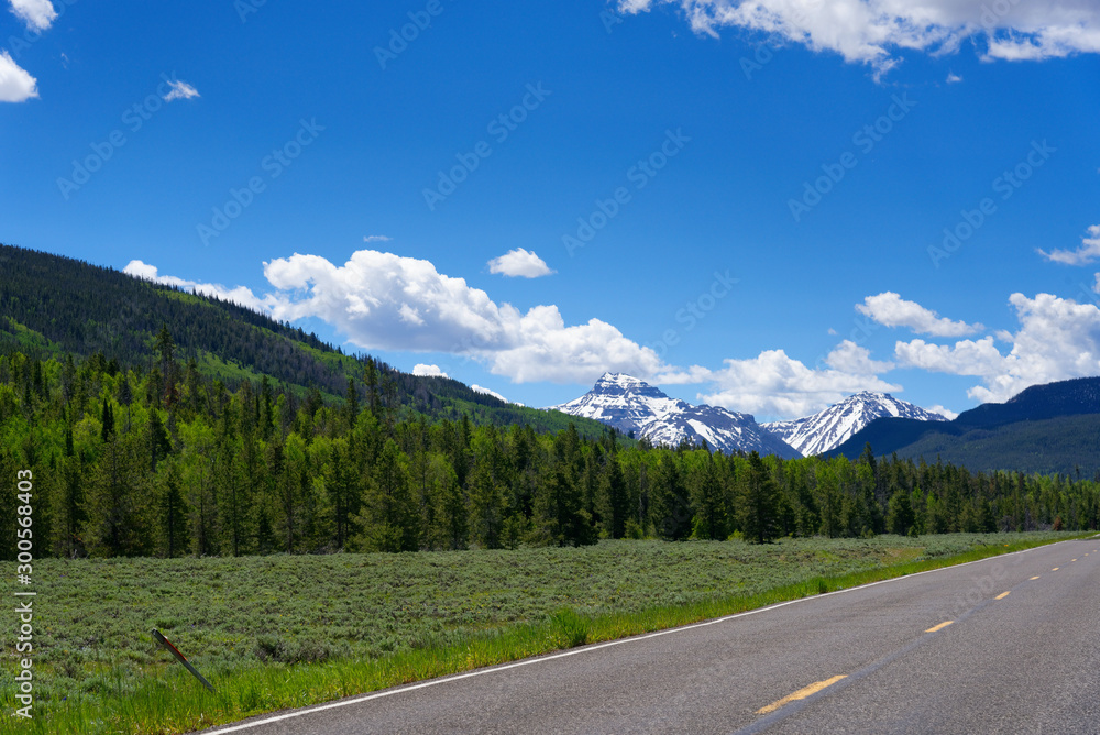 Fototapeta premium Mirror Lake Scenic Byway between Wyoming and Utah