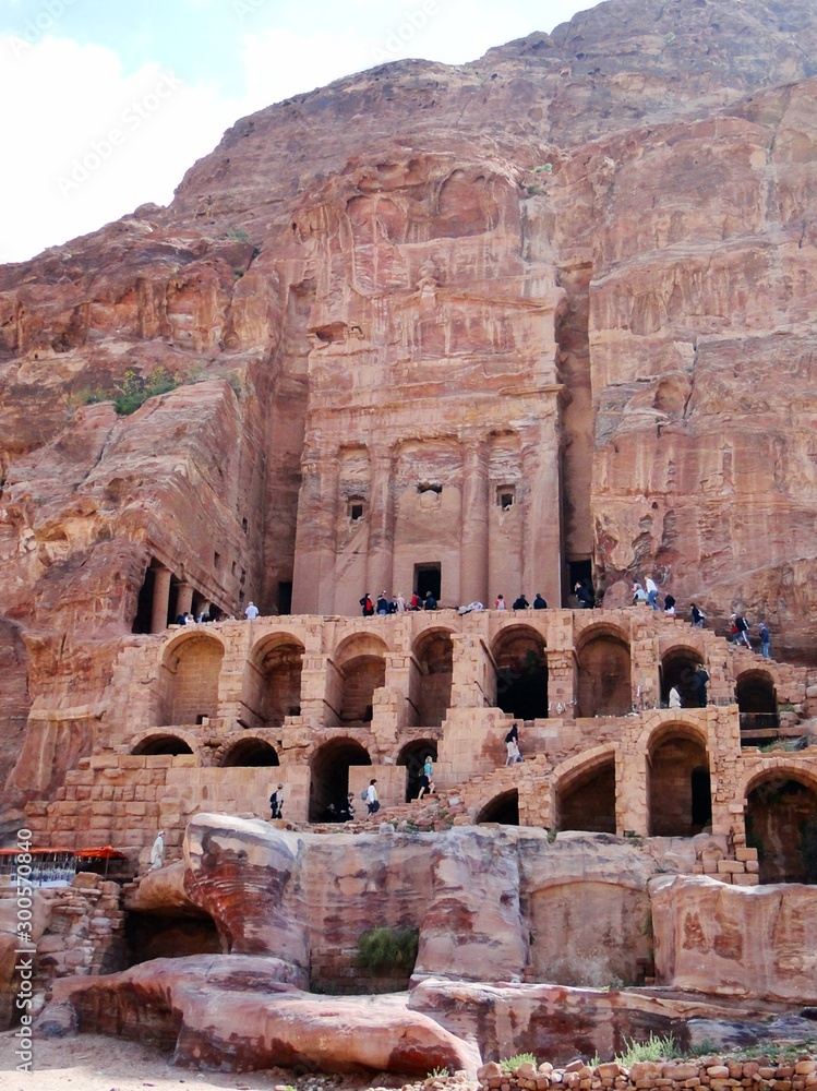 Tourists visit Royal Tomb in Petra in Jordan. Petra is an UNESCO World  Heritage Site, a historical archaeological park and Nabataean city with  caves, temples, and tombs reveal human civilization. foto de