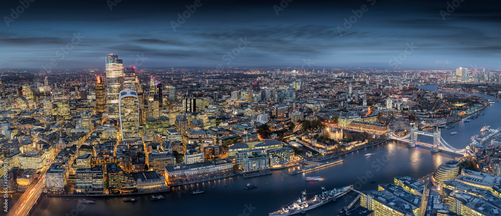 Panorama der modernen Skyline von London: von den Wolkenkratzern der City zur Tower Bridge bis nach Canary Wharf am Abend