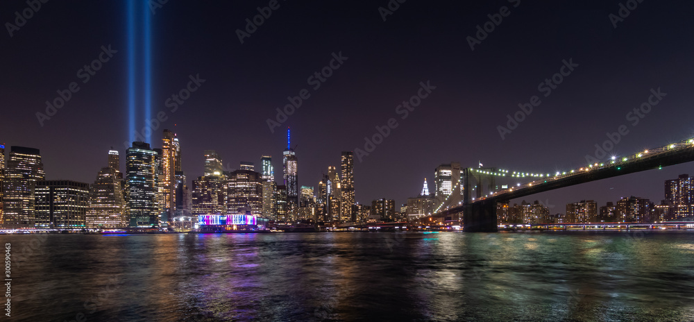 Fototapeta premium Manhattan skyline at night seen from Brooklyn. Tribute in Light