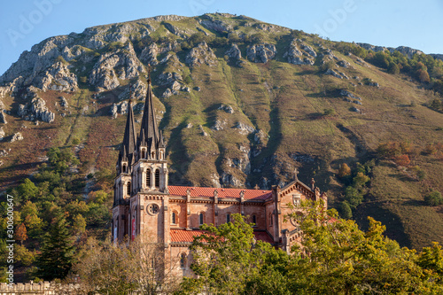 Wallpaper Mural Santuario de Covadonga Torontodigital.ca