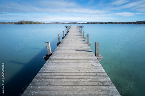 Bootssteg am Wörthsee (Bayern) im Herbst