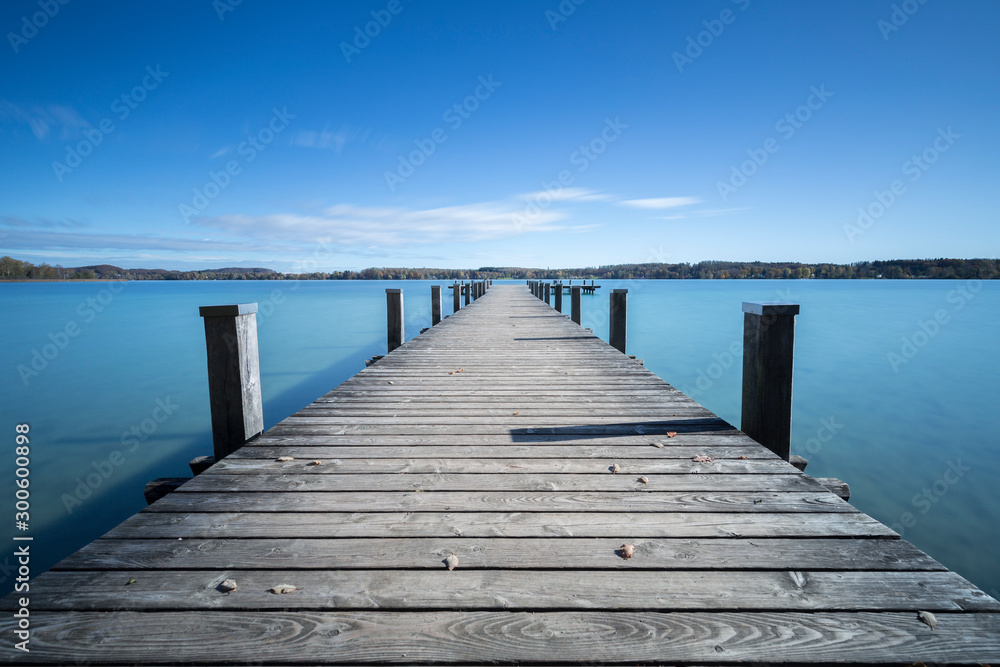 Bootssteg am Wörthsee (Bayern) im Herbst