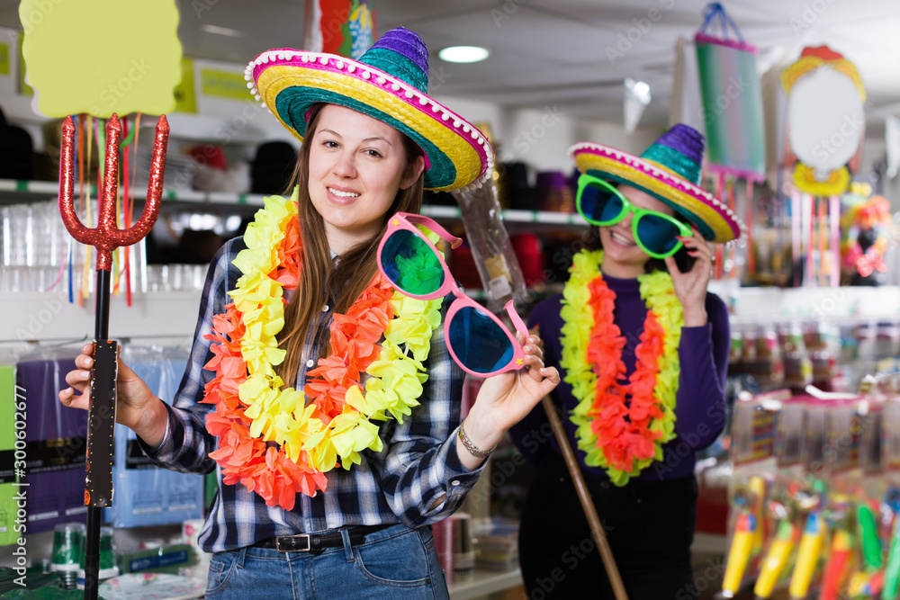 Obraz premium Comically dressed smiling girl joking while visiting accessories shop