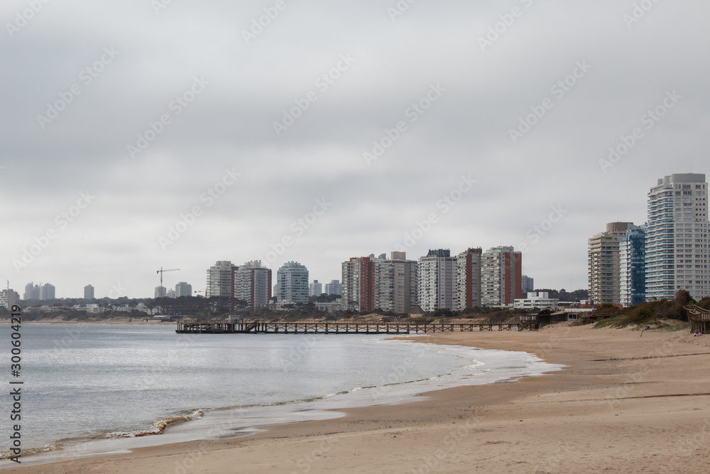Dia nublado na praia de Punta del Leste, Uruguay
