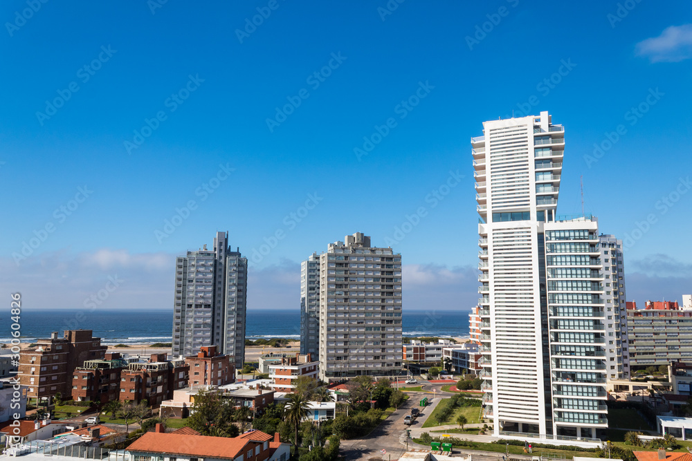 Vista dos prédios de Punta del Este num dia de sol com nuvens, Uruguai