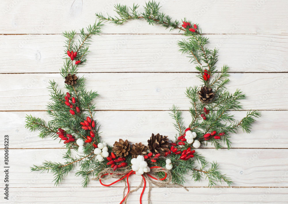 Christmas wreath on white wooden backdrop - obrazy, fototapety, plakaty 