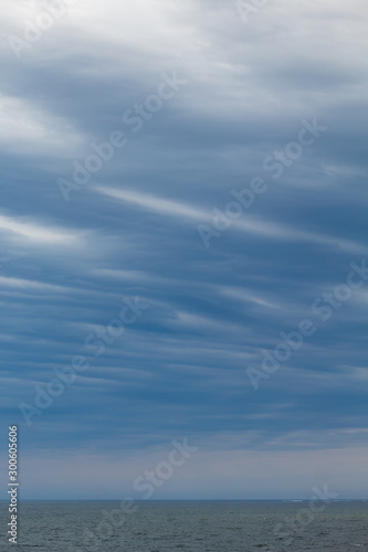 Nuvens de chuva cinza na praia