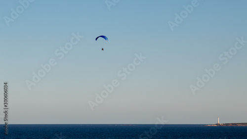 Parapente sobre o mar azul na Praia de Punta del Leste, Ilha dos Lobos, Punta del Leste, Uruguai